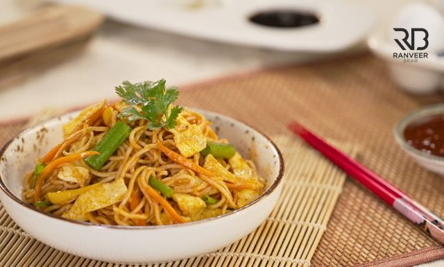 Street style Egg Chowmein परफेक्ट अंडा चाऊमीन बनाएं घर पर Anda Egg Noodles Recipe - Ranveer Brar