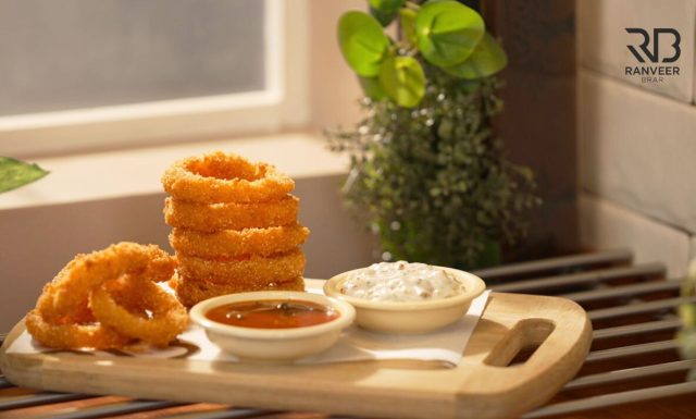 Crispy Onion Rings करारे प्याज के रिंग लच्छे Onion Pakoda Tadka Dip bonus Recipe - Ranveer Brar Crispy Onion Rings करारे प्याज के रिंग लच्छे Onion Pakoda Tadka Dip bonus Recipe - Ranveer Brar