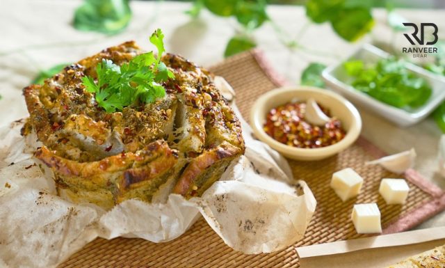 Garlic Bread on Tawa रेस्टोरेंट जैसा गार्लिक ब्रेड Pull-apart Garlic Bread bonus Recipe - Ranveer Brar